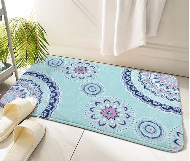 salle de bain accessoires robinet baignoire lavabo vasque tapis douchette poubelle