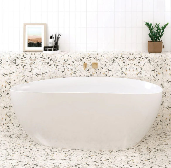 salle de bain accessoires robinet baignoire lavabo vasque tapis douchette poubelle