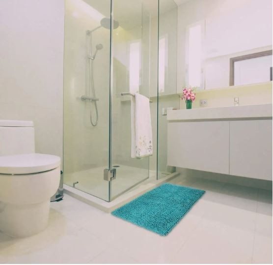 salle de bain accessoires robinet baignoire lavabo vasque tapis douchette poubelle