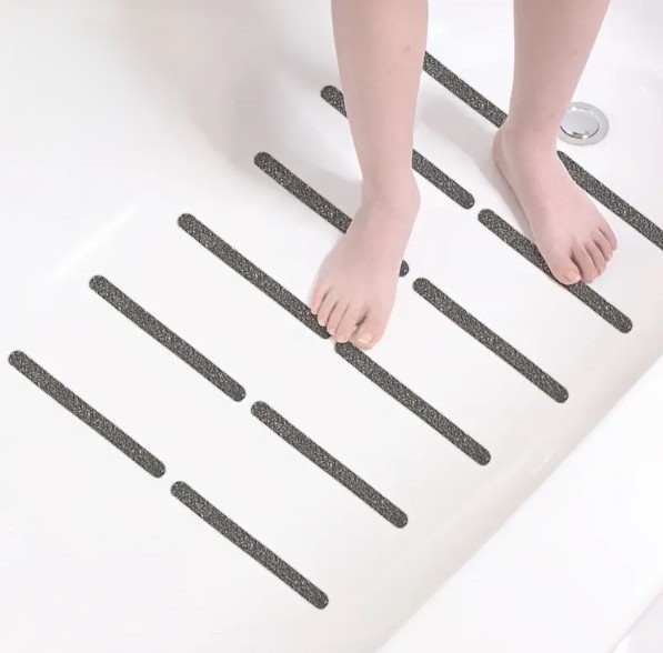 salle de bain accessoires robinet baignoire lavabo vasque tapis douchette poubelle