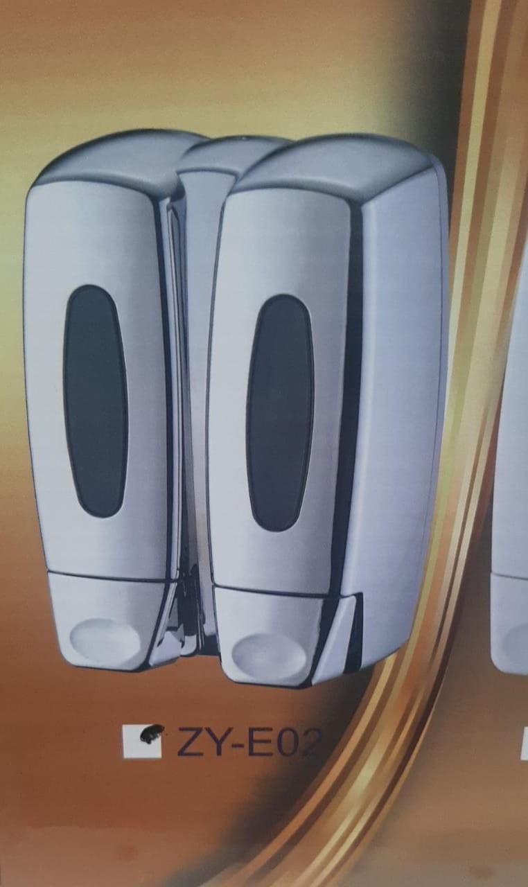 salle de bain accessoires robinet baignoire lavabo vasque tapis douchette poubelle