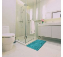 salle de bain accessoires robinet baignoire lavabo vasque tapis douchette poubelle