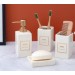 salle de bain accessoires robinet baignoire lavabo vasque tapis douchette poubelle
