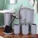 salle de bain accessoires robinet baignoire lavabo vasque tapis douchette poubelle